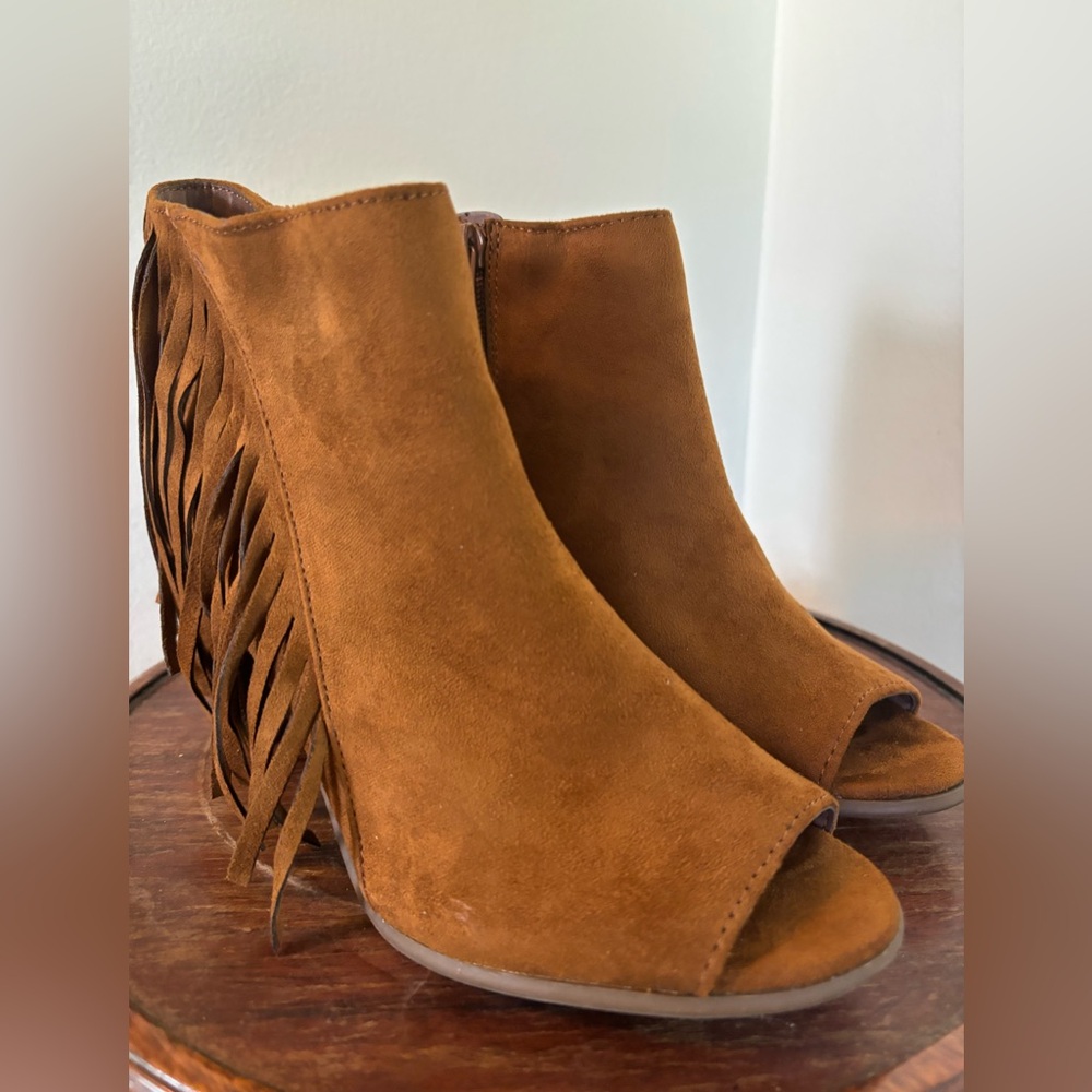 Breckelle’s-Ankle High Heel Boots-Faux Suede-Tan Wore once at Rodeo.L-Size-6 1/2